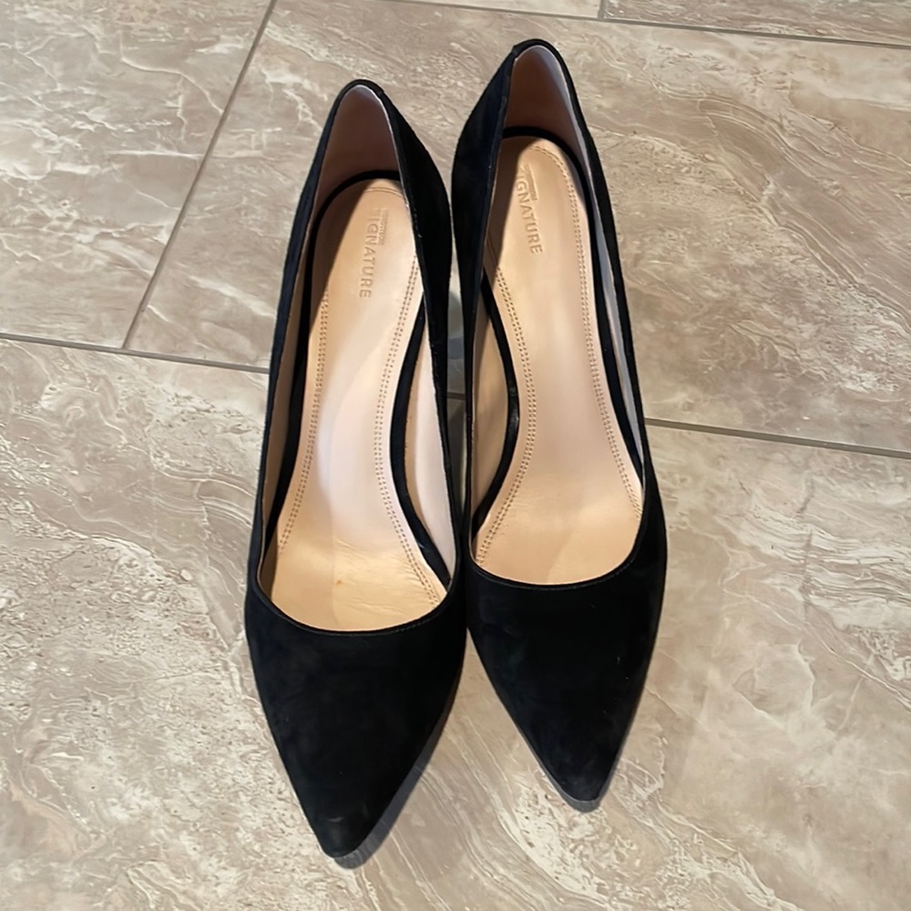 Simple black pumps.
